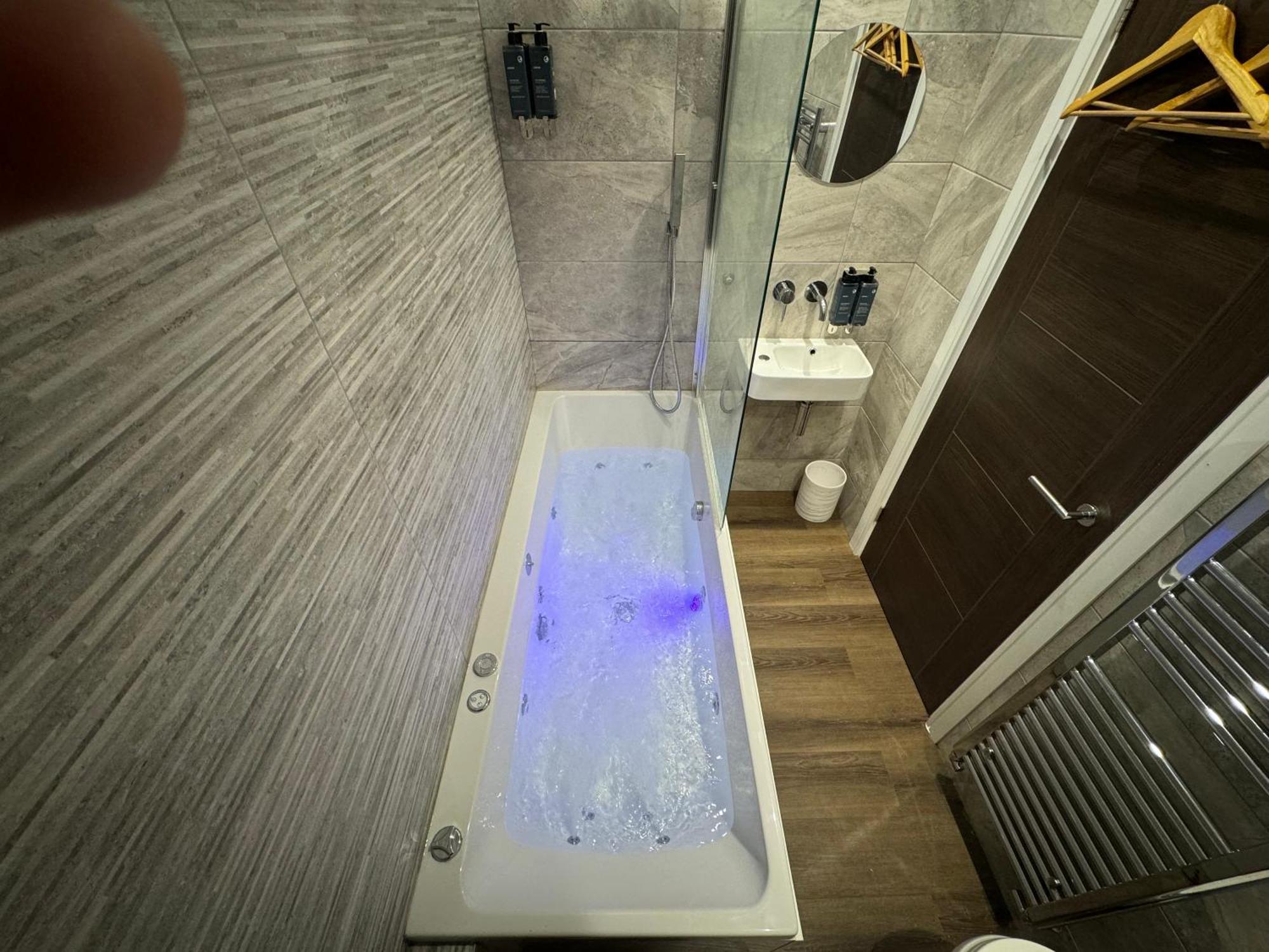 Southgate Luxury Apartments Elland Room photo